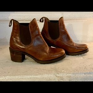 Frye Sabrina Chelsea Boots. Women’s size 8.5